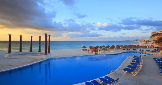 Swimming pool Krystal Cancún Hotel Cancún