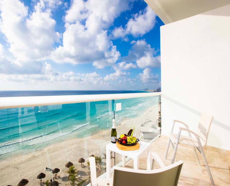 Deluxe Ocean View King Size Bed Krystal® Cancún Deluxe Ocean View King Size Bed Krystal® Cancún